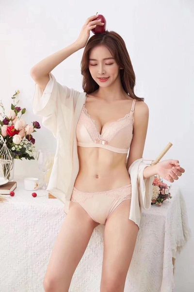 bras sets the underwear is gathered on small chest, beautiful back and seamless set, Red;black
bras sets the underwear is gathered on small chest, beautiful back and seamless set, Red;black