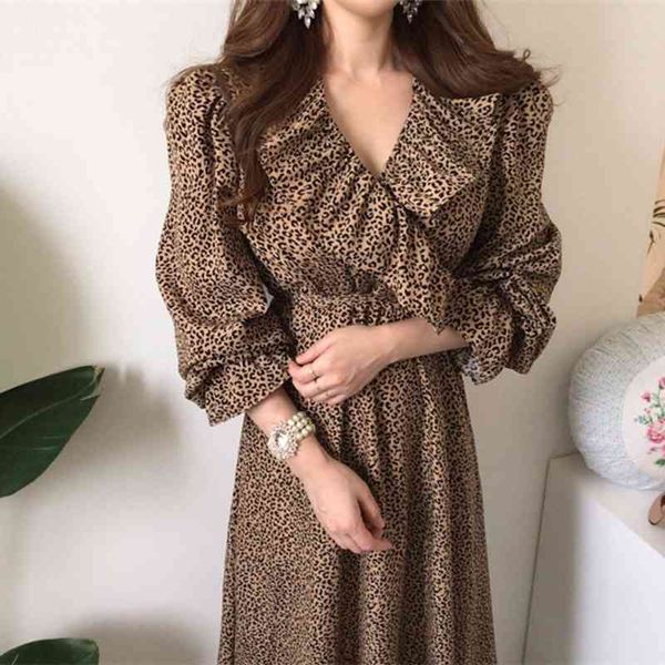 casual dresses vintage with v-ruffled leopard neckline printed girly 2021 spring long female sleeve ed from line to midi, Black;gray
casual dresses vintage with v-ruffled leopard neckline printed girly 2021 spring long female sleeve ed from line to midi, Black;gray