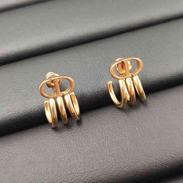 2021 new designer style letter claw earrings small fragrance temperament female silver needle ear jewelry, Golden
2021 new designer style letter claw earrings small fragrance temperament female silver needle ear jewelry, Golden