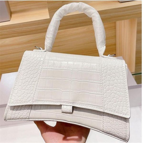 2022 early spring new women's leather fashion b button hourglass cowhide mini portable diagonal bag
2022 early spring new women's leather fashion b button hourglass cowhide mini portable diagonal bag