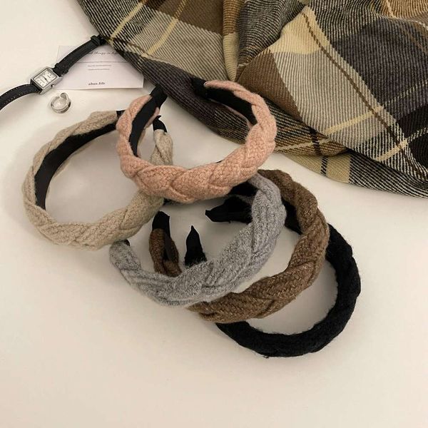 wide edge hoop female autumn winter wool twist out binding pressing headdress, Black;brown
wide edge hoop female autumn winter wool twist out binding pressing headdress, Black;brown