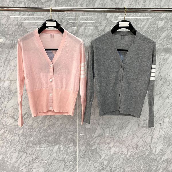 2021 early autumn new tb back jacquard surfing slim fit versatile knitted v-neck cardigan for men and women, White;black
2021 early autumn new tb back jacquard surfing slim fit versatile knitted v-neck cardigan for men and women, White;black