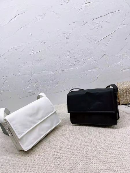 2021 luxury portable shoulder bags women's fashion brand designer's underarm messenger bag size 23*17cm
2021 luxury portable shoulder bags women's fashion brand designer's underarm messenger bag size 23*17cm