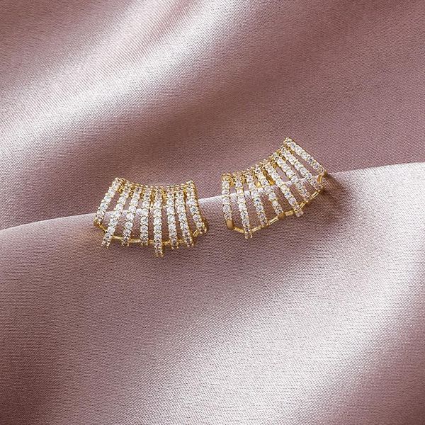 stud 2021 design fashion jewelry curved multilayer copper inlaid zircon earrings personalized for women, Golden;silver
stud 2021 design fashion jewelry curved multilayer copper inlaid zircon earrings personalized for women, Golden;silver