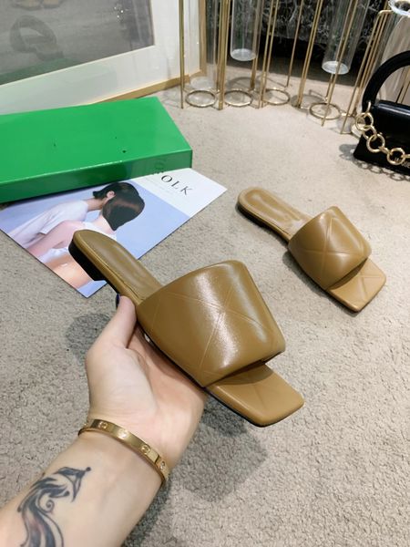 2022 wholesale brand woman slipper designer lady sandals summer jelly slide high heel slippers luxury casual shoes womens leathe, Black
2022 wholesale brand woman slipper designer lady sandals summer jelly slide high heel slippers luxury casual shoes womens leathe, Black