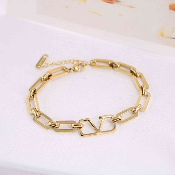 design jewelry display titanium steel hualun letter version thick hand chain style simple fashion advanced feeling, Black
design jewelry display titanium steel hualun letter version thick hand chain style simple fashion advanced feeling, Black