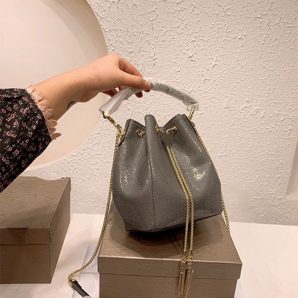 2022senior classic women bucket bag snake head hardware fine flash leather 16cm european and american luxury street designer
2022senior classic women bucket bag snake head hardware fine flash leather 16cm european and american luxury street designer
