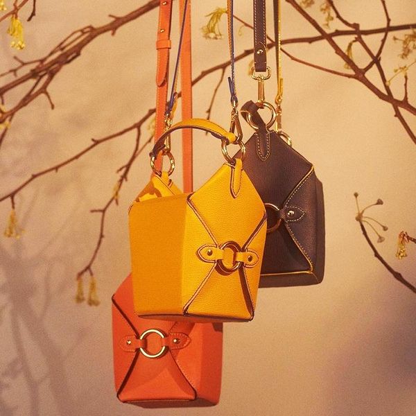 irregular bucket bag leather shoulder bags for women 2021 designer handbags luxury sac de luxe femme evening
irregular bucket bag leather shoulder bags for women 2021 designer handbags luxury sac de luxe femme evening