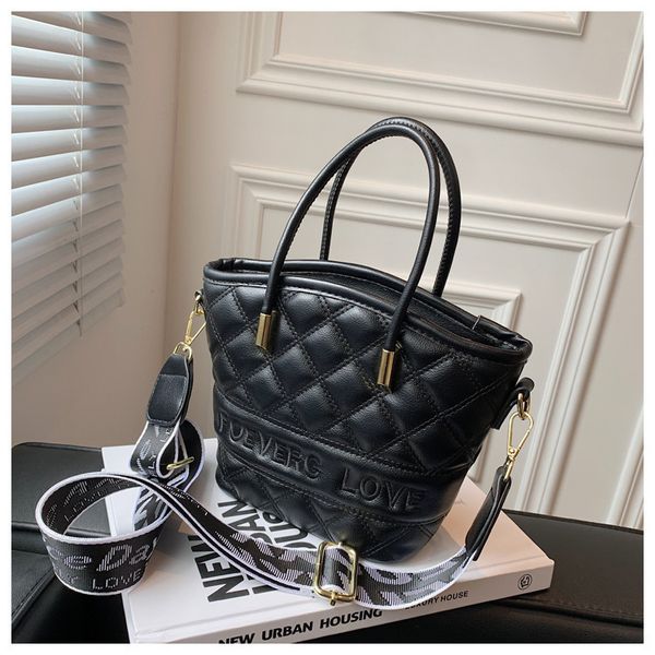 factory direct sale 75% off 2021 women's autumn new single shoulder messenger korean version solid color rhombic lattice embroidered li
factory direct sale 75% off 2021 women's autumn new single shoulder messenger korean version solid color rhombic lattice embroidered li