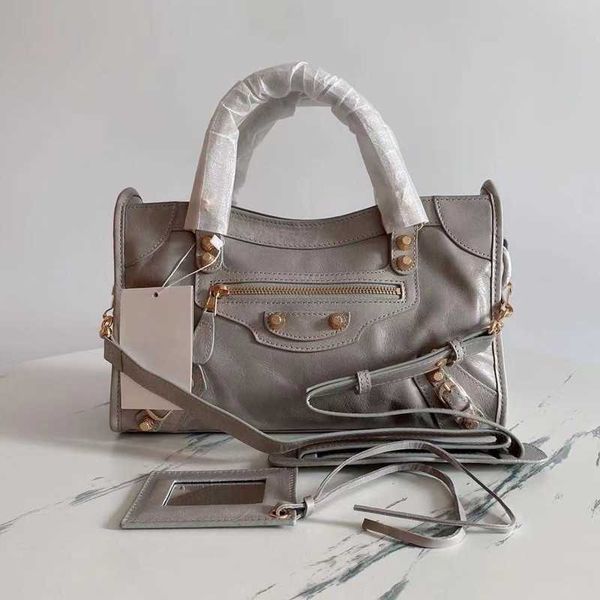 hanghhangbag luxury designer fashion hand handbag handbags backpack wallet purse shoulder crossbody tote bags mini bag fringe rivet vin
hanghhangbag luxury designer fashion hand handbag handbags backpack wallet purse shoulder crossbody tote bags mini bag fringe rivet vin