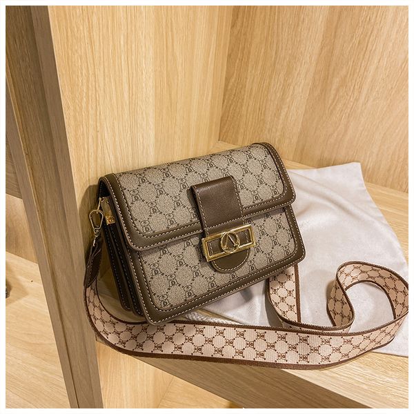 design s summer new korean fashion embossed diagonal wide belt single shoulder small square bag simple foreign style women's bag
design s summer new korean fashion embossed diagonal wide belt single shoulder small square bag simple foreign style women's bag