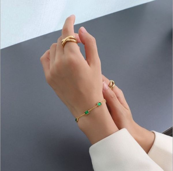 luxury design gold cube inlaid emerald zircon titanium steel 18k gold women's bracelet bracelet, Golden;silver
luxury design gold cube inlaid emerald zircon titanium steel 18k gold women's bracelet bracelet, Golden;silver