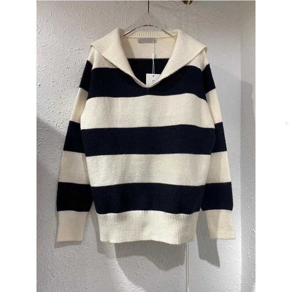 2021 early autumn fashion brand same correct version black and white stripe color matching navy style aging sweater
2021 early autumn fashion brand same correct version black and white stripe color matching navy style aging sweater