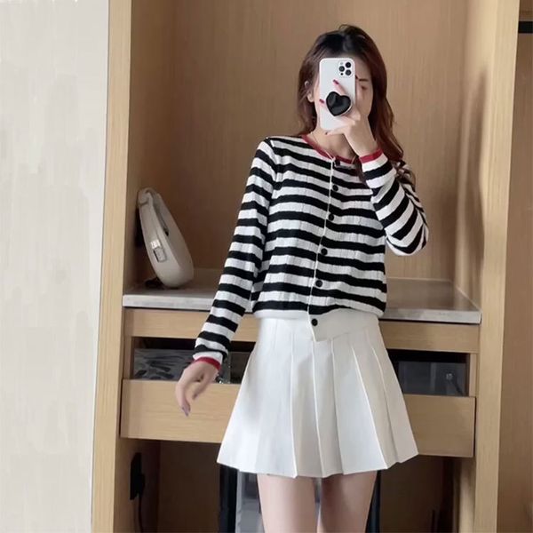 21 fall color contrast black and white stripe slim fit versatile round neck knitted cardigan blouse women
21 fall color contrast black and white stripe slim fit versatile round neck knitted cardigan blouse women