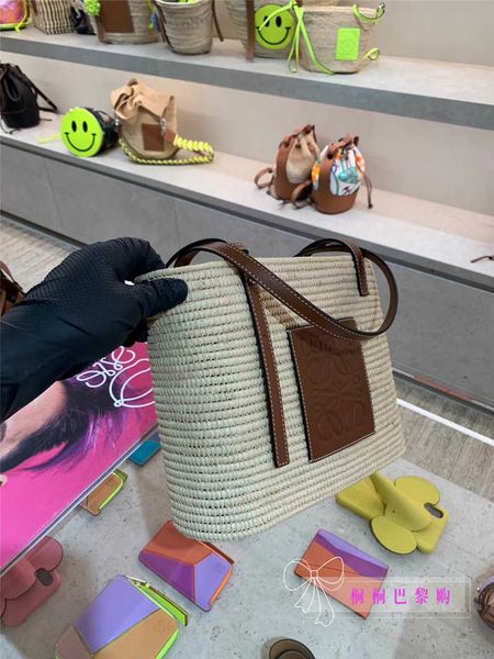 luo yiwei women's bag beige grass woven shopping vegetable basket hand 
luo yiwei women's bag beige grass woven shopping vegetable basket hand