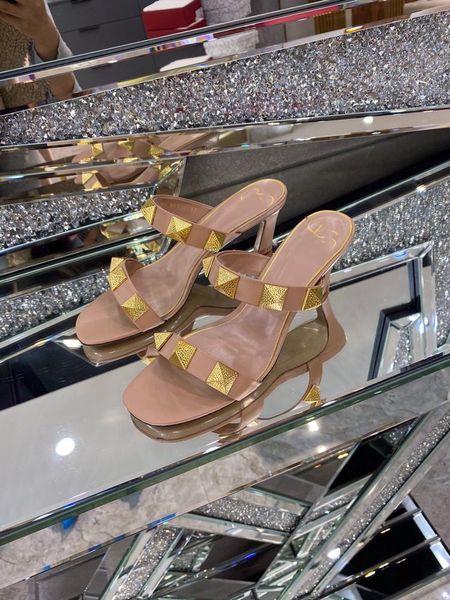 sandals luxurys designer stud slip on women slippers open toe gold nails high heels casual runway slides party w, Black
sandals luxurys designer stud slip on women slippers open toe gold nails high heels casual runway slides party w, Black