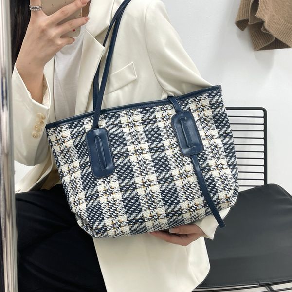 2021 new fashion large capacity women's autumn leisure hand-held shoulder class commuting checkered tote bag
2021 new fashion large capacity women's autumn leisure hand-held shoulder class commuting checkered tote bag