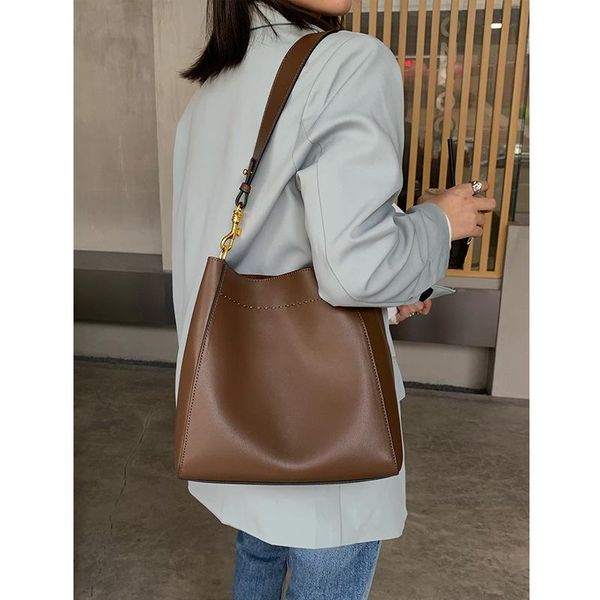gaohe leather women's bag 2021 trend bucket simple solid color shoulder advanced retro messenger cross body
gaohe leather women's bag 2021 trend bucket simple solid color shoulder advanced retro messenger cross body
