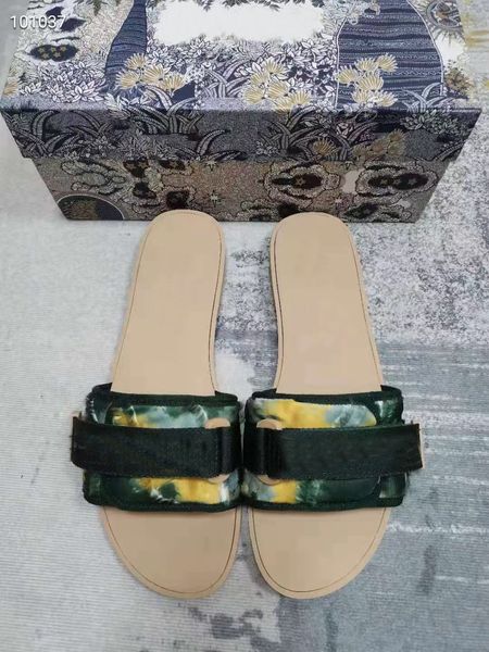2021 ladies sandals wide bottom non-slip flat heel slippers fashion luxury beach -color flip flops l bath plus size shoes 40 41 42 with box, Black
2021 ladies sandals wide bottom non-slip flat heel slippers fashion luxury beach -color flip flops l bath plus size shoes 40 41 42 with box, Black