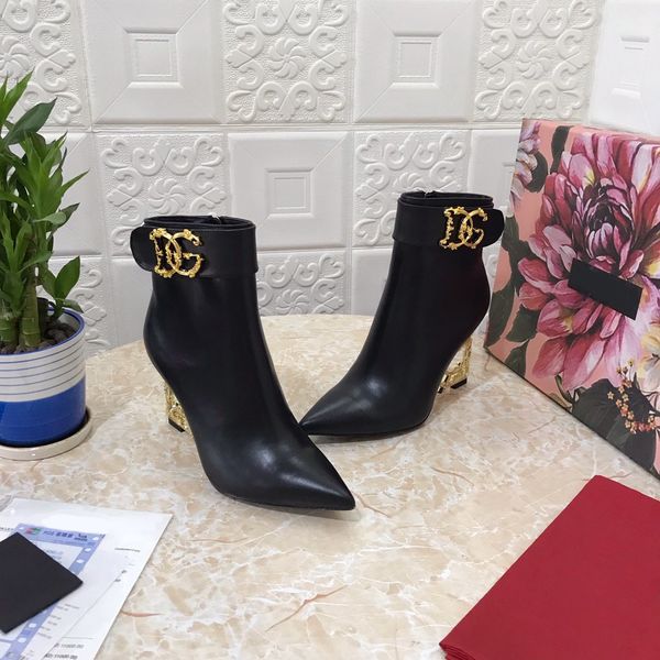 2021 new women's shoes luxury designer metal buckle high heel pointed toe ladies ankle boots, Red;white
2021 new women's shoes luxury designer metal buckle high heel pointed toe ladies ankle boots, Red;white