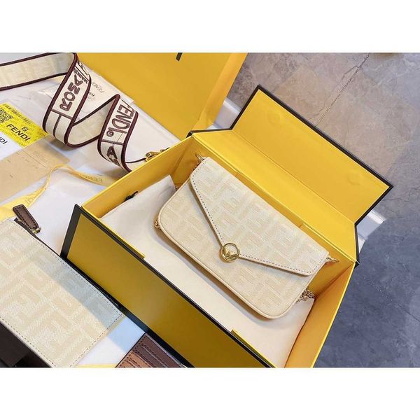 2021 new embroidered canvas chain three piece one shoulder messenger hand held envelope bag wide strap women'szlyzly
2021 new embroidered canvas chain three piece one shoulder messenger hand held envelope bag wide strap women'szlyzly