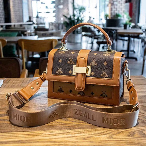handbag bag female 2021 summer fashion popular single shoulder , minority design , leisure messenger small square, Black;red
handbag bag female 2021 summer fashion popular single shoulder , minority design , leisure messenger small square, Black;red