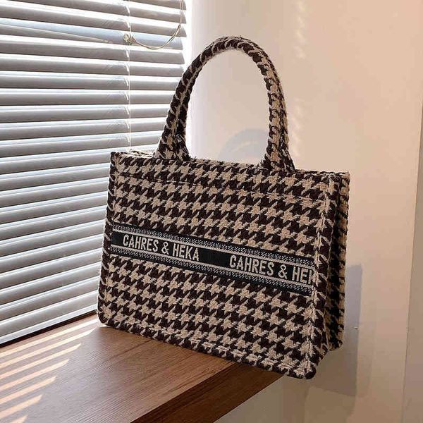foreign style woolen women's autumn and winter simple single shoulder fashion thousand lattice diagonal cross
foreign style woolen women's autumn and winter simple single shoulder fashion thousand lattice diagonal cross