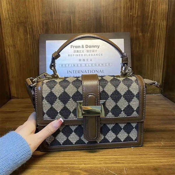 2022 factory wholesale new live broadcast women's lingge leopard print small square autumn and winter advanced sense contrast color cha
2022 factory wholesale new live broadcast women's lingge leopard print small square autumn and winter advanced sense contrast color cha