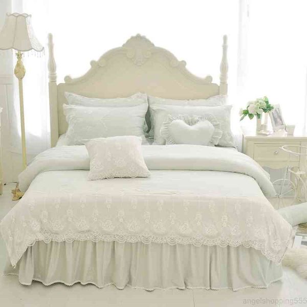 4/7pcs princess style luxury bedding sets king size duvet cover bed skirt set pillowcase silk+cotton+lace bedclothes
4/7pcs princess style luxury bedding sets king size duvet cover bed skirt set pillowcase silk+cotton+lace bedclothes