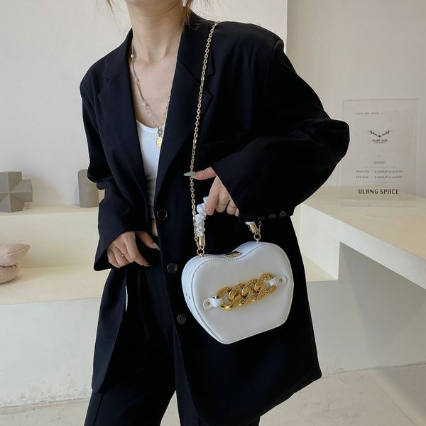 lock bag female 2021 new fashion exaggerated chain decorative single shoulder messenger personalized portable apple bag
lock bag female 2021 new fashion exaggerated chain decorative single shoulder messenger personalized portable apple bag