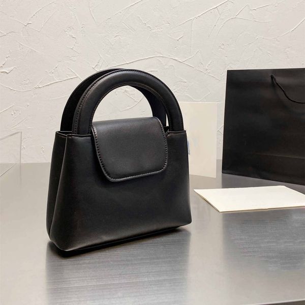 2021 brand designer small size handbag button flip buckle used bag vintage messenger bag tote22*16cm
2021 brand designer small size handbag button flip buckle used bag vintage messenger bag tote22*16cm