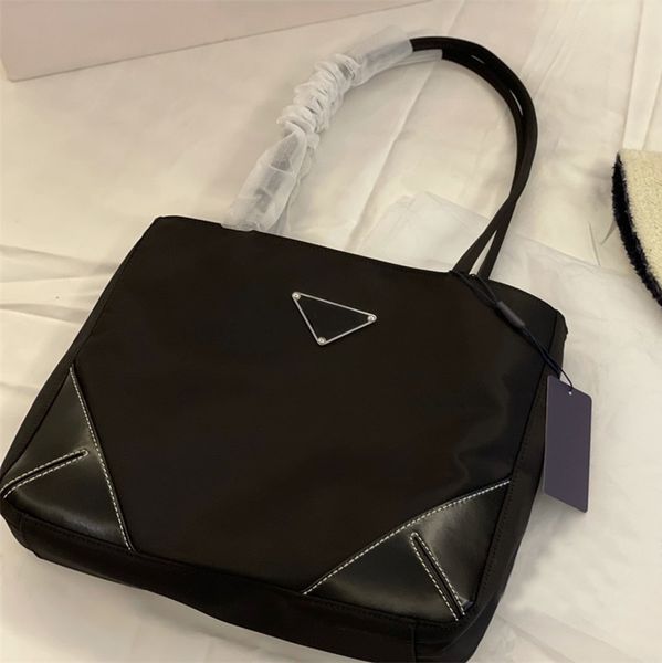 2021 designer handbags men and women fashion tote bag nylon versatile shopping bags size 30 * 24cm
2021 designer handbags men and women fashion tote bag nylon versatile shopping bags size 30 * 24cm