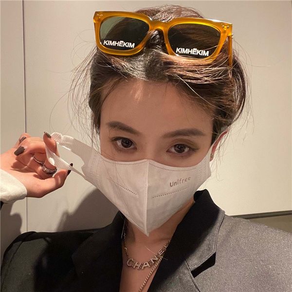 2021 net red same kimhekim glasses tan fashion rivet women's korean sunglasses, White;black
2021 net red same kimhekim glasses tan fashion rivet women's korean sunglasses, White;black