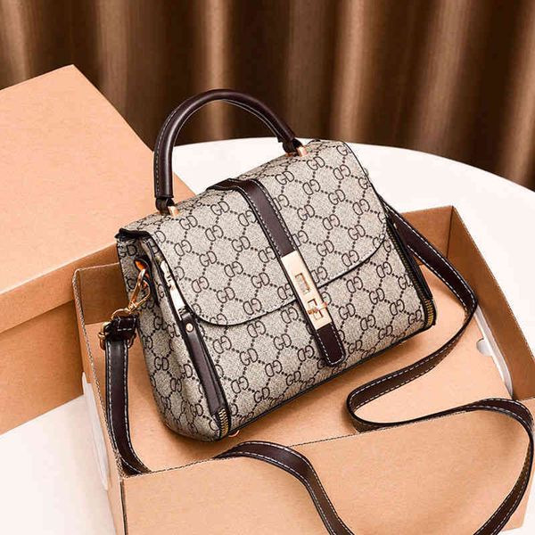 2022 factory outlet online leather texture bag women's red korean versatile printed hand-held single shoulder messenger bag
2022 factory outlet online leather texture bag women's red korean versatile printed hand-held single shoulder messenger bag