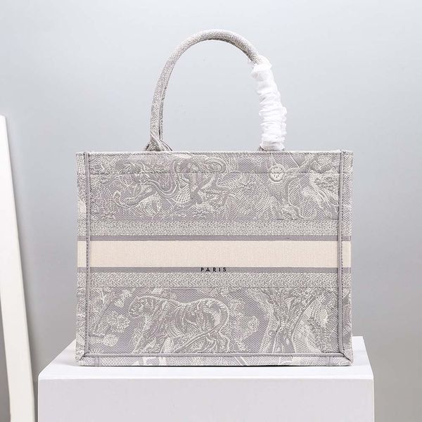 fashion designer printed woman dinner bag wamen tote bags retro embroidery craft waman hand wrap two sizes
fashion designer printed woman dinner bag wamen tote bags retro embroidery craft waman hand wrap two sizes