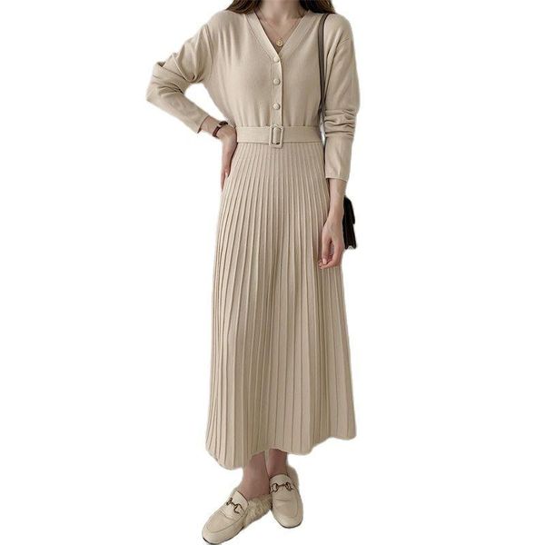 casual dresses 2021 autumn winter elegant v-neck a-line single-breasted women's sweater pleated dress knitted belted, Black;gray
casual dresses 2021 autumn winter elegant v-neck a-line single-breasted women's sweater pleated dress knitted belted, Black;gray