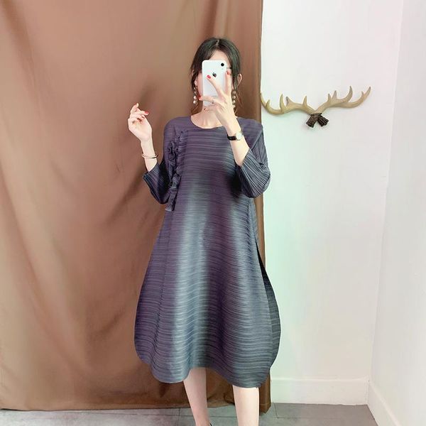 casual dresses 2021 summer pleated dress vintage women clothes round neck pullover flower embroidery big size female z535, Black;gray
casual dresses 2021 summer pleated dress vintage women clothes round neck pullover flower embroidery big size female z535, Black;gray