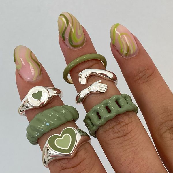 vintage 6 stuks groene omhelzing handen ringen set voor vrouwen metalen verf coating creatieve ins stijl liefde hart ring mode sieraden, Slivery;golden
vintage 6 stuks groene omhelzing handen ringen set voor vrouwen metalen verf coating creatieve ins stijl liefde hart ring mode sieraden, Slivery;golden