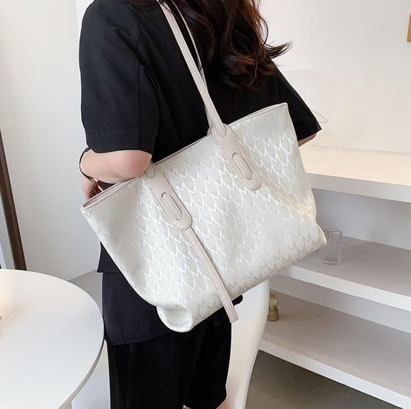 shoulder bags ladies 2022 spring/summer fashion canvas casual large capacity bag trendy handbag
shoulder bags ladies 2022 spring/summer fashion canvas casual large capacity bag trendy handbag