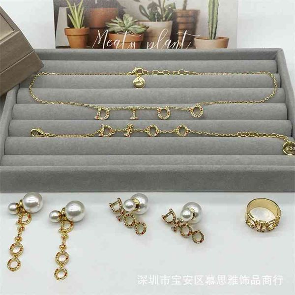 2021 new designer family color diamond necklace golden atmosphere suit pearl earrings fashion silver needles
2021 new designer family color diamond necklace golden atmosphere suit pearl earrings fashion silver needles