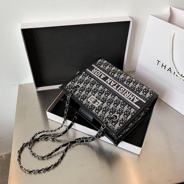 fashionable embroidery designer women shoulder bag female 2021 new online influencer fashion large capacity tote chain handbag
fashionable embroidery designer women shoulder bag female 2021 new online influencer fashion large capacity tote chain handbag