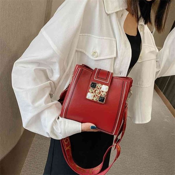 net red popular lock small wide strap women's 2021 new fashion versatile single shoulder bucket bag
net red popular lock small wide strap women's 2021 new fashion versatile single shoulder bucket bag