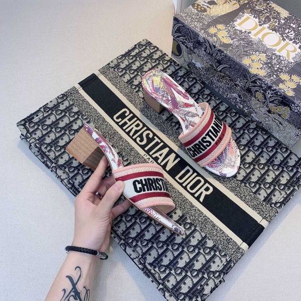 slipper 2021 summer new leather thick heel d-letter embroidery medium heel thick heel sandals animal print foot slipperszly 1oqz, Black
slipper 2021 summer new leather thick heel d-letter embroidery medium heel thick heel sandals animal print foot slipperszly 1oqz, Black