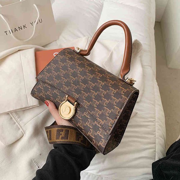 new beautiful women simple fashion decoration hardware hook comfortable portable bag two shoulder strap designs handbag sale
new beautiful women simple fashion decoration hardware hook comfortable portable bag two shoulder strap designs handbag sale