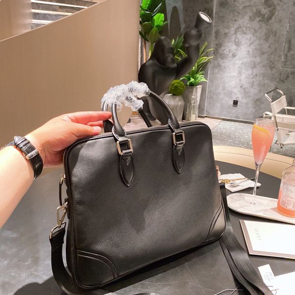 briefcases 2021 summer / autumn new men and women handbags high-quality solid leather zipper size:38*28*5cm
briefcases 2021 summer / autumn new men and women handbags high-quality solid leather zipper size:38*28*5cm