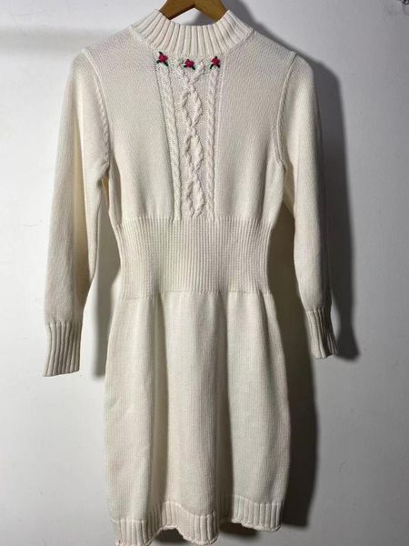 casual dresses 2021 autumn and winter christmas red embroidered flower long sleeve round neck retro twist knitted dress, Black;gray
casual dresses 2021 autumn and winter christmas red embroidered flower long sleeve round neck retro twist knitted dress, Black;gray