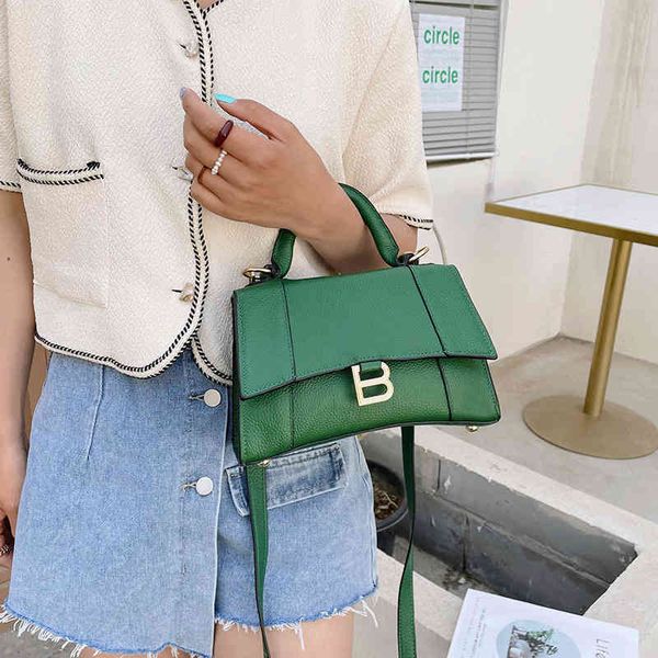 2022 factory wholesale first layer cowhide lock single shoulder messenger portable small square korean temperament foreign style fashion lea
2022 factory wholesale first layer cowhide lock single shoulder messenger portable small square korean temperament foreign style fashion lea