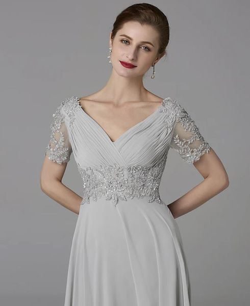 a-line mother of the bride dress elegant & luxurious plunging neck sweep / brush train chiffon lace short sleeve with beading appliques 2021, Black;red
a-line mother of the bride dress elegant & luxurious plunging neck sweep / brush train chiffon lace short sleeve with beading appliques 2021, Black;red