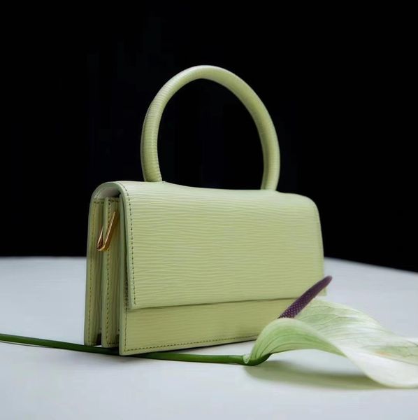 design hand genuine leather niche design 2021 summer new fashion small square single shoulder messenger hand women's bag, Red;black
design hand genuine leather niche design 2021 summer new fashion small square single shoulder messenger hand women's bag, Red;black