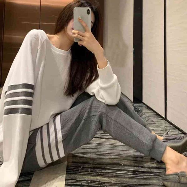 2022 factory wholesale new waffle 4-bar plush round neck pullover for women's loose stitching white coat autumn winter, Black
2022 factory wholesale new waffle 4-bar plush round neck pullover for women's loose stitching white coat autumn winter, Black